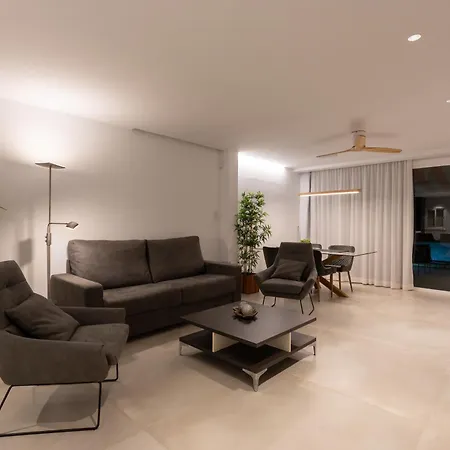 Designer Loft With Pool, With Gigantic Terrace And Private Parking & In The Centre Appartement